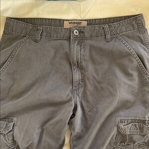 Wrangler men’s baggy size 33 x 30 Gray Cargo Pants good condition